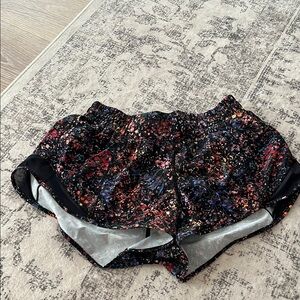 Lululemon Hotty-Hot 2.5 inch short size 6 floral